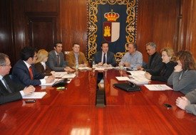 El viceconsejero de Fomento, Luis Ques, trata con los representantes de ayuntamientos implicados la reestructuración del Plan Astra