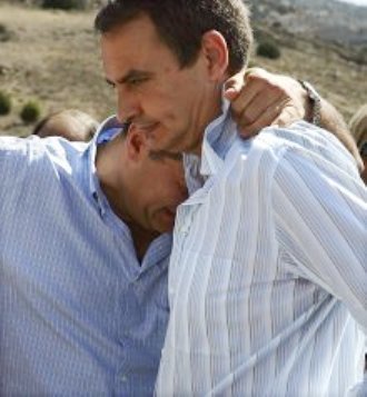 Zapatero consolaba a uno  de los alcaldes de los municipios afectados