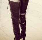 La idea era enseñar unas botas, pero...