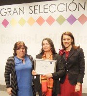 La diputada de Agricultura felicita a la empresa de la 'Miel de Torronteras' por su reconocimiento en los 'Premios Gran Selección 2012'