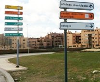 Los postes informativos de señalética urbana de Yebes y Valdeluz incluyen los nuevos servicios municipales