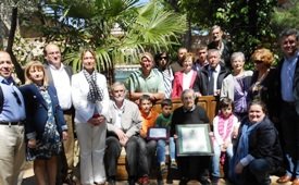 La presidenta de la Diputación acompaña a Felipa Villegas, natural de Las Inviernas, en el homenaje por su 100 cumpleaños