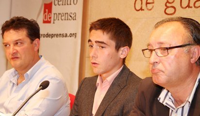 El maestro, flanqueado por el alcalde de Trillo y el empresario alcarreño,  Jose María Alonso