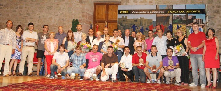 José María Gutiérrez Cabrera pone en pie a El Pósito para ovacionar su dedicación desinteresada al deporte seguntino