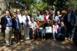 La presidenta de la Diputación acompaña a Felipa Villegas, natural de Las Inviernas, en el homenaje por su 100 cumpleaños