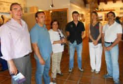 La presidenta de la Diputación visita la exposición fotográfica Cielo y piedra en Campillo de Dueñas