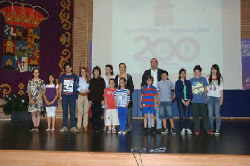 La presidenta hace entrega de los premios de los Concursos de Redacción y Dibujo escolar con motivo del Bicentenario de la Diputación