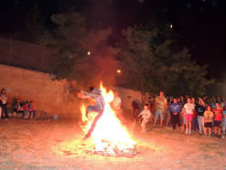 Los vecinos de Quer ahuyentaron los malos espíritus saltando la hoguera de San Juan