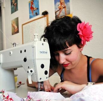 La joven diseñadora Leticia Alonso en su atelier en Aranjuez