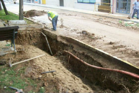 Azuqueca reestablece el suministro de agua en el bulevar de Las Acacias tras una avería