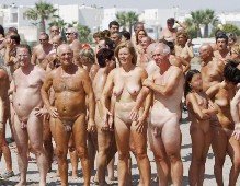 Un pueblo de Almería pulveriza el récord de personas desnudas bañándose a la vez: 729 