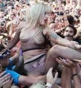 Lady Gaga la vuelve a liar practicando yoga desnuda