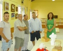 Iriépal inaugura su programa festivo en honor a San Roque con una exposición de escultura y pintura de artistas locales