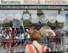 'La Vanguardia' cuestiona si debe haber souvenirs 'españoles' en Barcelona 