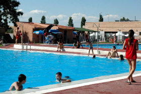 En julio, 11.000 personas han disfrutado de la piscina de verano de Azuqueca