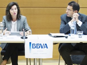 De izquierda a derecha, Cristina de Parias, directora Territorial Centro de BBVA y Miguel Cardoso, economista jefe de España de BBVA Research