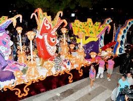 El 'Carnaval veneciano' de la peña La 22, primer premio del Desfile de Carrozas de Azuqueca