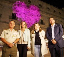 Carmen Casero enciende la iluminación del Latido de la artesanía, en la fachada norte del Alcázar de Toledo