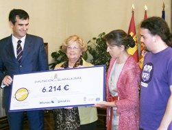 Manos Unidas recibe los 6.214 euros recaudados con la ‘Paella Solidaria’ patrocinada por la Diputación