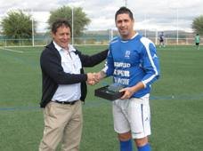 Juan Peralta recibiendo la placa de máximo goleador