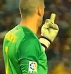 Peineta de Valdés a Piqué en el partido frente a la Real