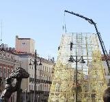 Todavía falta más de un mes pero...ya está puesto el árbol de Navidad de 36 metros en la Puerta del Sol