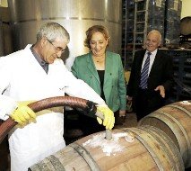 La consejera de Agricultura en su visita a bodegas Mariscal