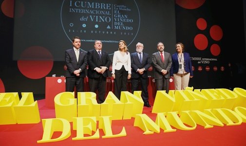 Cospedal afirma que esta Cumbre pretende destacar la calidad de nuestros vinos y que la mejora de las ventas suponga un espaldarazo económico