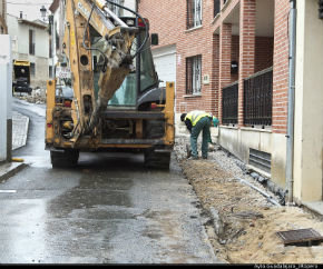 Ayer se iniciaron los trabajos de pavimentación y renovación de aceras en la calle Unión de Castilla de Iriépal