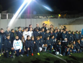 Illarramendi visitó a los alumnos de la escuela deportiva de la Fundación Real Madrid y Memora