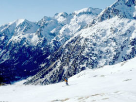 Todavía está abierto el plazo para inscribirse en la actividad de “ski en el Pirineo”