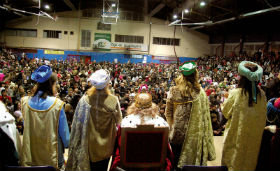 Imagen de la fiesta con la que terminó la cabalgata de los Reyes Magos en 2013. Fotografía: Álvaro Díaz Villamil / Ayuntamiento de Azuqueca de Henares