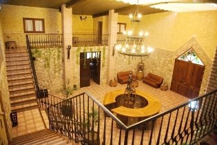 El Castillo ofrece un entorno rústico con el vino como protagonista