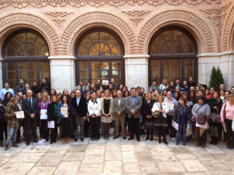 Ana Guarinos y Carmen Casero, en la entrega de diplomas de la segunda fase del DipuEmplea, que ha conseguido una inserción laboral media del 50 %