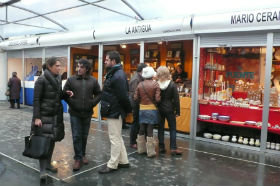 La presidenta de la Diputación asiste a las demostraciones del Ejército en el Naviguad y visita la Feria Navideña de Artesanía