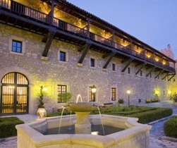 Nadie queda indiferente al admirar el Parador seguntino