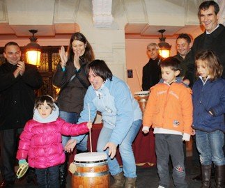 Más de dos mil personas participan en una de las ediciones más multitudinarias de la Zambombada