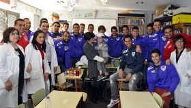 Jugadores y técnicos del Dépor visitaron a los más pequeños en el hospital