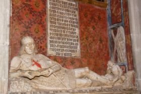 Muchos turistas visitan la catedral para ver la estatura de El Doncel de Sigüenza