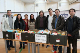La solidaridad vecinal permite la donación de más de 200 kilos de alimentos a Cáritas Valdeluz