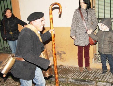 El folklore, la artesanía y la tradición vencen al frío seguntino en San Vicente