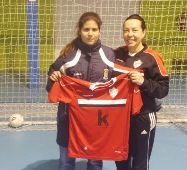 En la foto aparecen Eva y la presidenta del club, Nieves Díaz, posando con la camiseta del Kutxabank Chiloeches