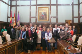 Un grupo de personas de la Asociación de Mujeres ‘El Alcázar’ conoce la Diputación Provincial