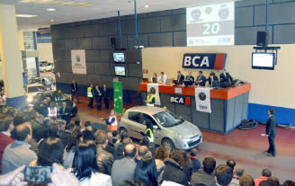 Los vehículos no dejaron de pasar frente a los posibles compradores.