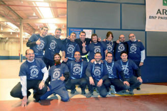 Parte del equipo de la empresa celebrando la consecución del récord.