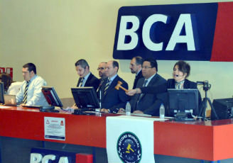 El ritmo de la subasta fue frenético durante toda la hora.