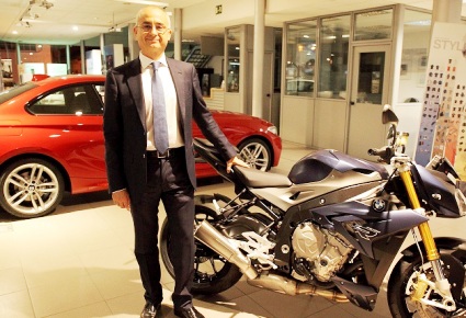 Carlos Corró, junto a una de las nuevas motocicletas. Foto : www.eduardobonillaruiz.com