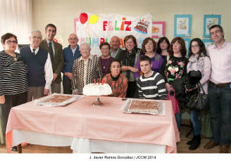 La residencia de mayores Los Olmos homenajea a una de sus residentes centenarias