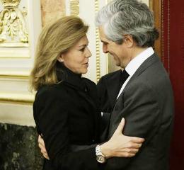 La presidenta Cospedal, en la Capilla Ardiente, transmite su pésame a la familia Suárez