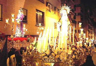 El Nazareno y la Virgen, a su paso por las calles de Guadalajara este Jueves Santo por la noche (Foto: www.eduardobonillaruiz.com)